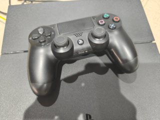 PS4 (PlayStation 4) Negra + Mando