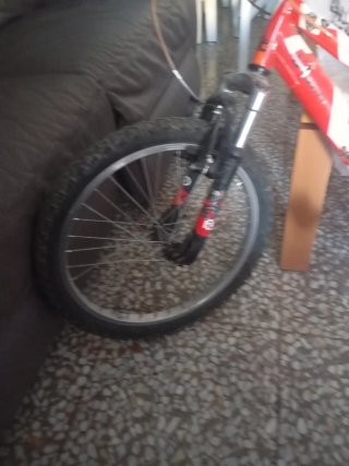 Bicicleta B'Twin Roja - Freno Izquierdo a Revisar
