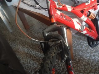 Bicicleta B'Twin Roja - Freno Izquierdo a Revisar