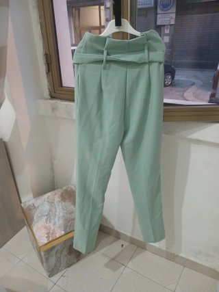 Pantaloni verdi nuovi