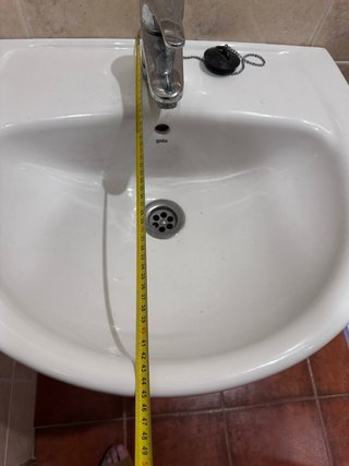Lavabo con pie y grifería