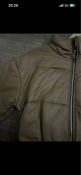 Chaqueta corta efecto piel marrón
