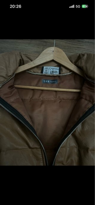 Chaqueta corta efecto piel marrón