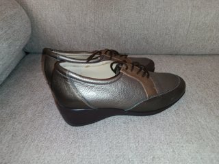 Zapatos de piel cómodos dorados y plateados