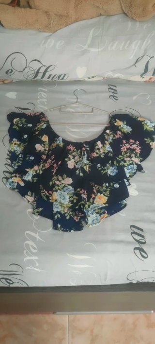 Top Bershka floral vuelo azul