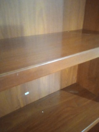 Estantería de madera marrón