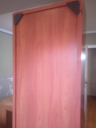 Estantería de madera marrón