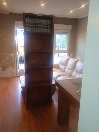 Estantería de madera marrón