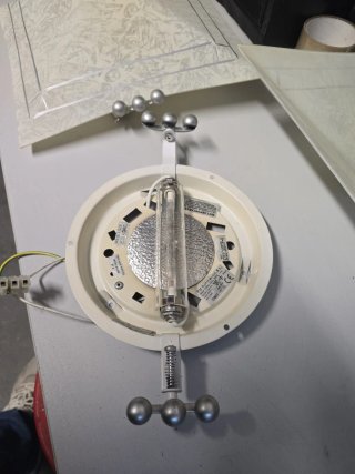 Lámparas de techo plateadas y blancas