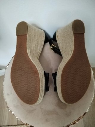 Cuñas Michael Kors Negras y Beige