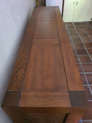 Aparador de madera con cajones y puertas