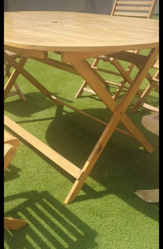 Mesa de comedor ovalada de madera