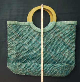 Bolso de rafia turquesa con asas de madera