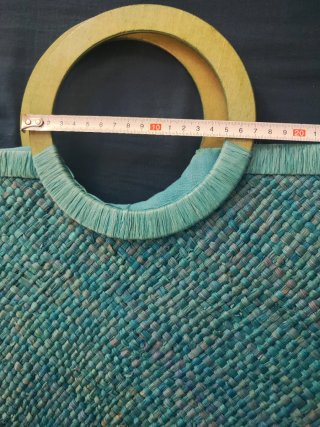 Bolso de rafia turquesa con asas de madera