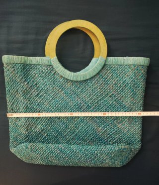 Bolso de rafia turquesa con asas de madera