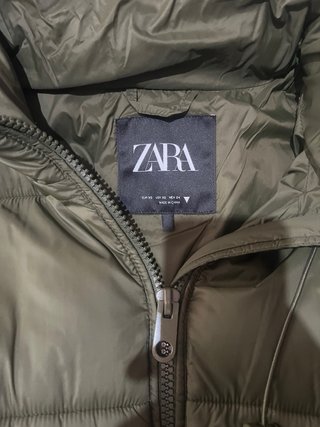 Chaleco plumífero Zara verde militar capucha