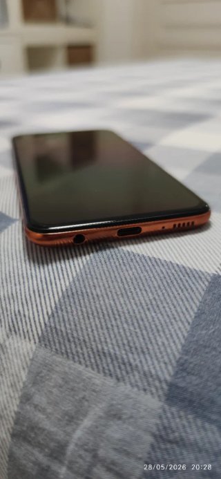 Samsung Galaxy A40 con cargador
