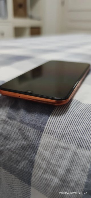 Samsung Galaxy A40 con cargador