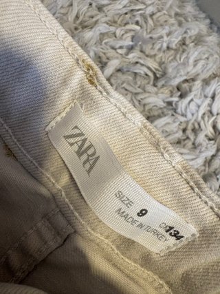 Pantalones vaqueros cargo beige largos de ZARA