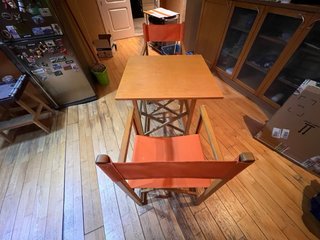 Conjunto mesa y 2 sillas madera y tela