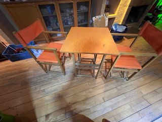 Conjunto mesa y 2 sillas madera y tela