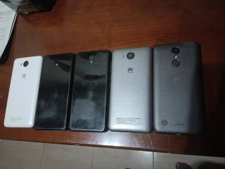 Lote 5 telefoni cellulari Huawei e LG
