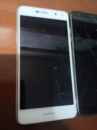 Lote 5 telefoni cellulari Huawei e LG