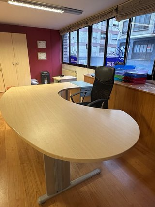 Mesa oficina grande + sillas y mampara