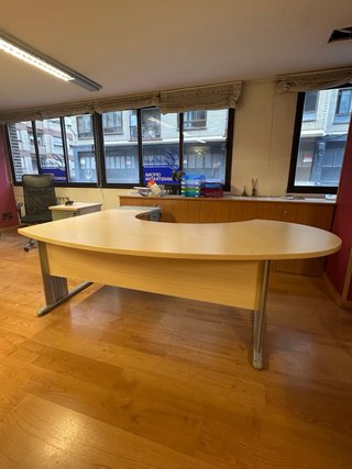 Mesa oficina grande + sillas y mampara