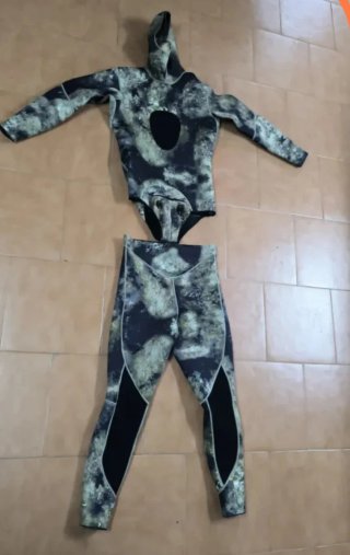 Traje de neopreno con capucha