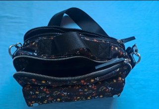 Bolso negro estampado floral