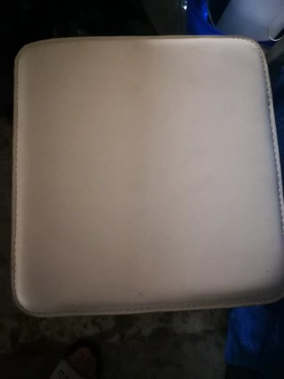 Silla de hierro y piel sintética beige