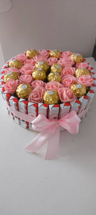 Tarta floral de chocolates personalizada