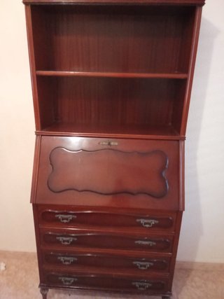 Mueble de madera marrón