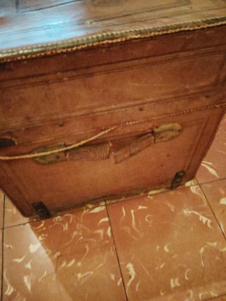 Baúl antiguo de cuero y madera