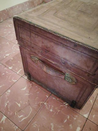 Baúl antiguo de cuero y madera