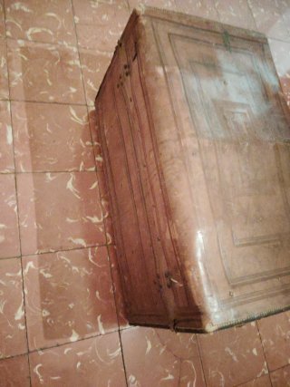 Baúl antiguo de cuero y madera