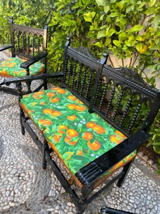 Conjunto 4 sillas, 1 banco (dos asientos) y 1 mesa