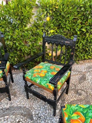 Conjunto 4 sillas, 1 banco (dos asientos) y 1 mesa