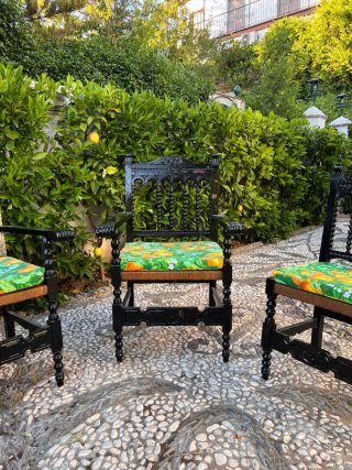 Conjunto 4 sillas, 1 banco (dos asientos) y 1 mesa