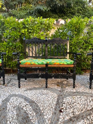 Conjunto 4 sillas, 1 banco (dos asientos) y 1 mesa