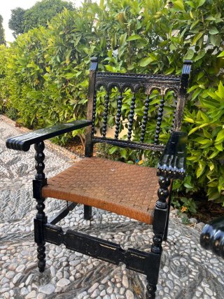 Conjunto 4 sillas, 1 banco (dos asientos) y 1 mesa