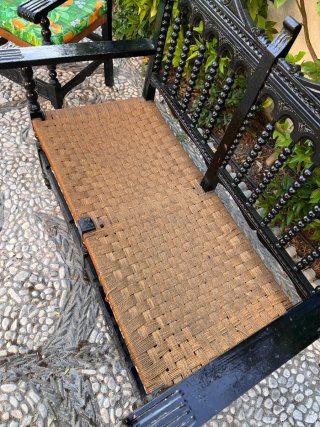 Conjunto 4 sillas, 1 banco (dos asientos) y 1 mesa