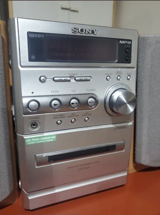 Cadena de música Sony con 2 altavoces