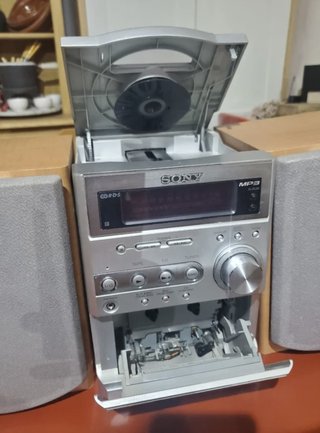 Cadena de música Sony con 2 altavoces