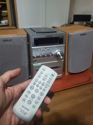 Cadena de música Sony con 2 altavoces