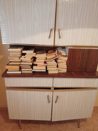Mueble de cocina blanco y madera