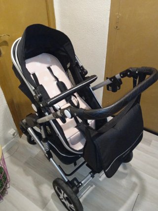 Carrito de bebé negro