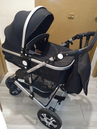 Carrito de bebé negro