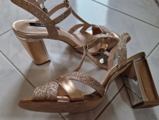 Scarpe eleganti con tacco oro rosa brillantinate